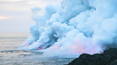 云天下岩层附近水体上的火和烟